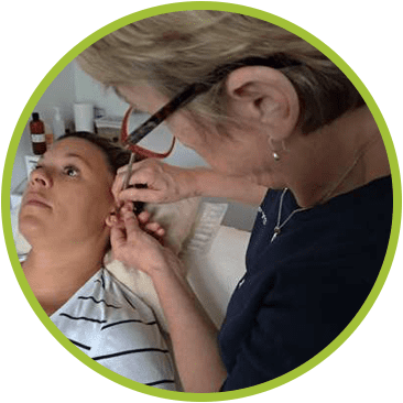 Henny udfører akupunktur til gravide, med fokus omkring øret